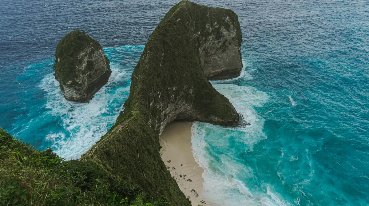 Kelingking cliff and turquoise bay on Nusa Penida island near Bali, Indonesia