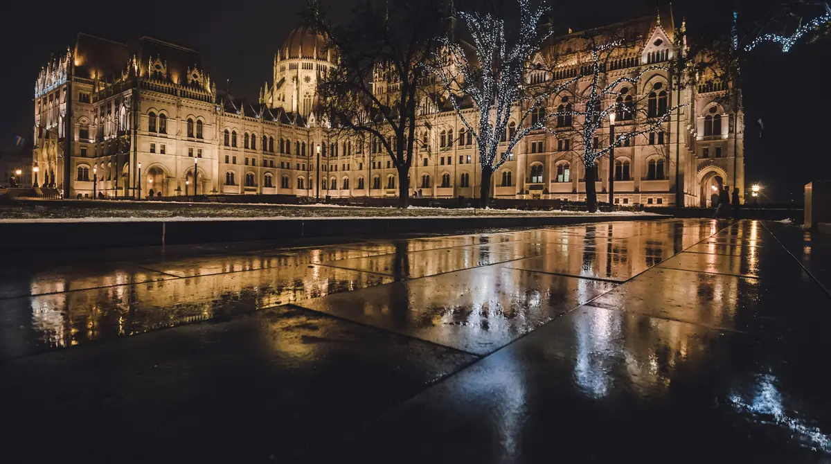 Ndërtesa e Parlamentit të Budapestit e ndriçuar me drita Krishtlindjesh natën