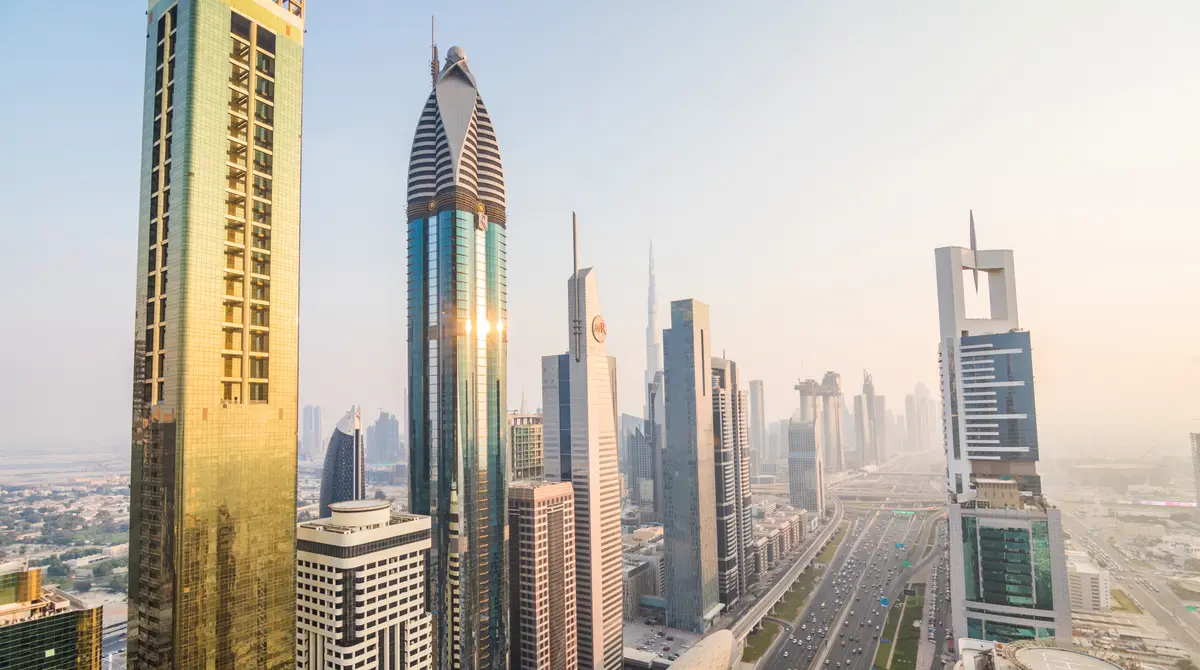 Silueta e Dubait me kullën Burj Khalifa që ngrihet mbi qytet në muzg