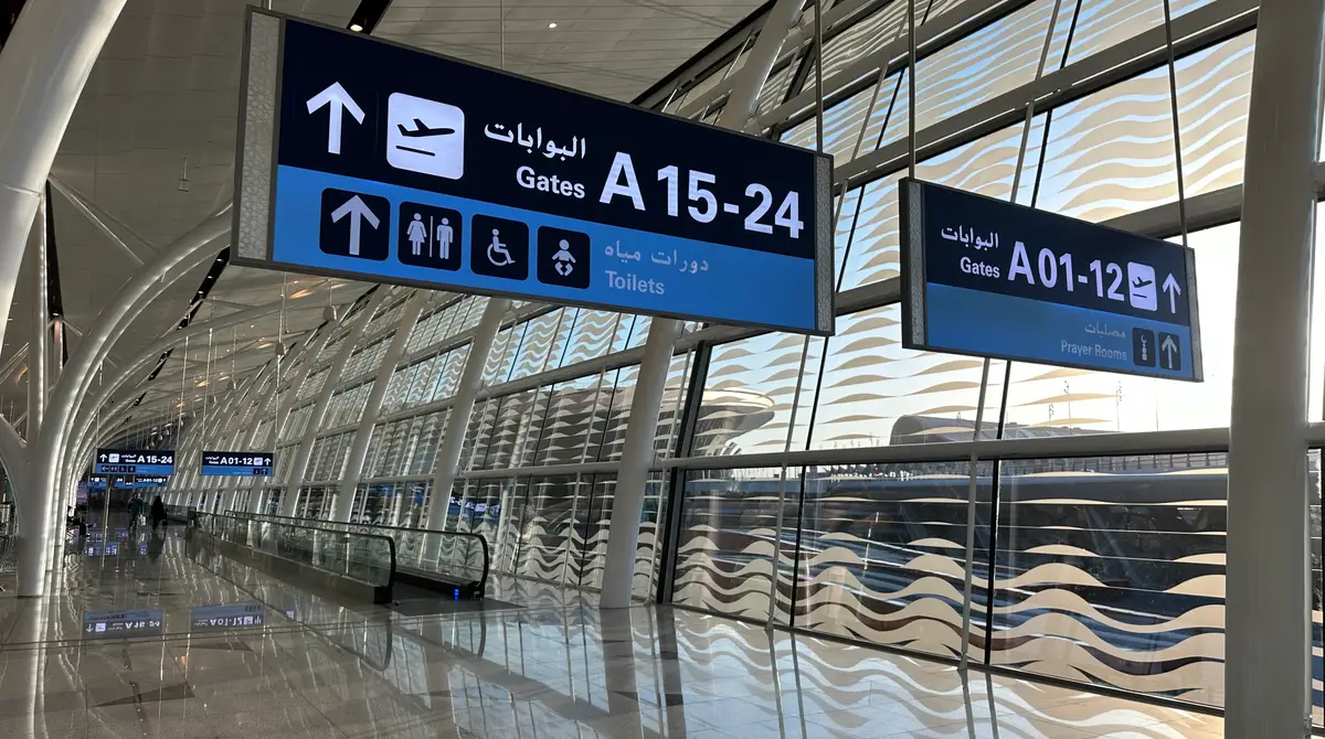 Tabela të portave në arabisht dhe anglisht brenda terminalit të aeroportit të Xhedës