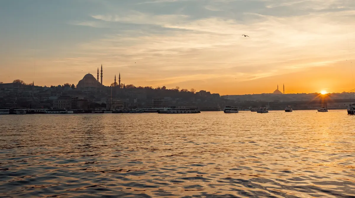 Silueta e Stambollit në perëndim me kupolat dhe minaret e qytetit të vjetër mbi Bosfor
