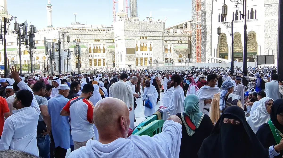 Turmë pelegrinësh të Umres, shumë prej tyre në ihram të bardhë, jashtë Xhamisë së Madhe në Mekë