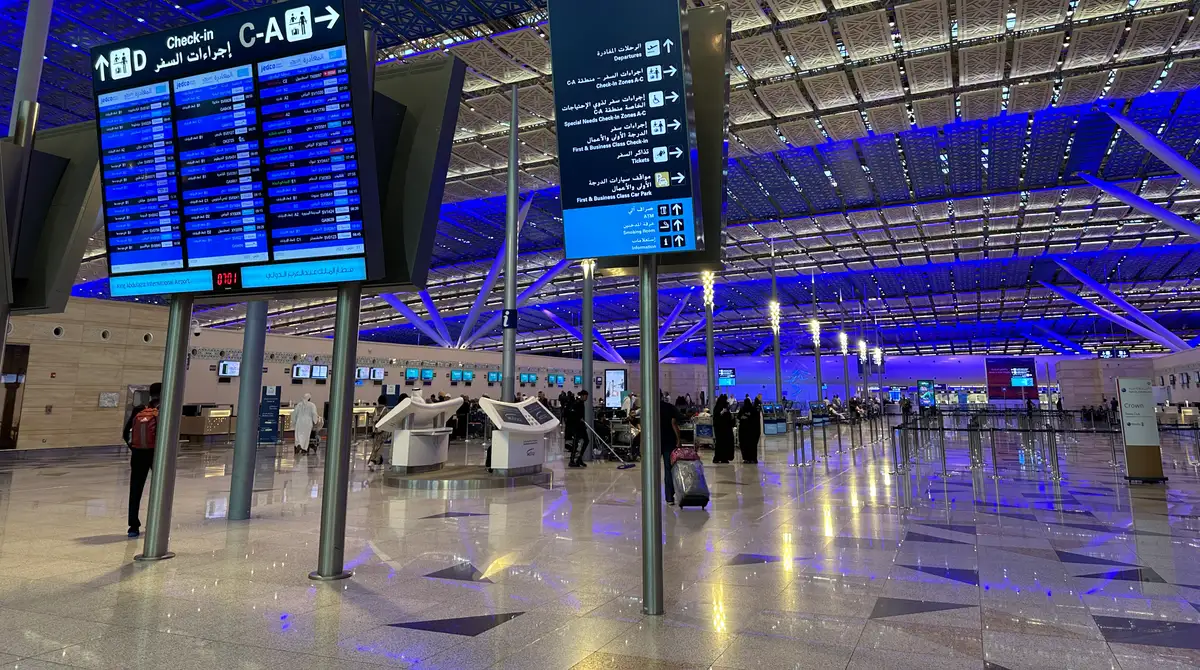 Salla e check-in-it me tabelat e nisjeve në Aeroportin Ndërkombëtar King Abdulaziz në Xhedë