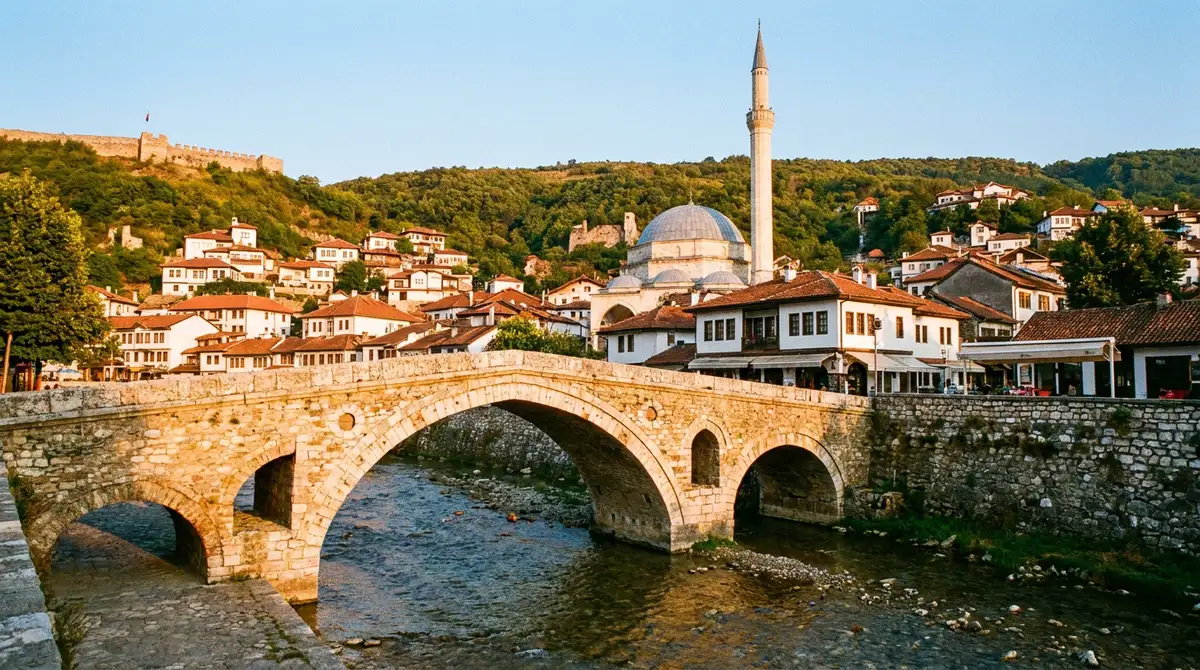 Qyteti i vjetër i Prizrenit në muzg me urën e gurit, Xhaminë e Sinan Pashës dhe shtëpitë nën kala